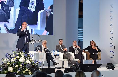 Vincenzo Boccia (Presidente Confindustria), Claudio De Vincenti (Sottosegretario Presidenza Consiglio Ministri), Matteo Tonon (Presidente Confindustria Udine), Sergio Bolzonello (Vicepresidente Regione FVG e assessore Attività produttive, Turismo e Cooperazione) e Rosalba Reggio (Il Sole 24 Ore) all'Assemblea generale di Confindustria Udine - Torreano di Martignacco 19/09/2016 (Foto Simone Ferraro / ag Petrussi Foto Press)