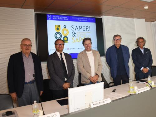 Foto di gruppo alla fine della conferenza stampa.