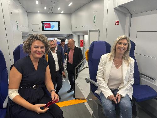 L’assessore regionale a Infrastrutture e territorio Cristina Amirante (a destra), assieme alla direttrice regionale Trenitalia Fvg, Elisa Nannetti