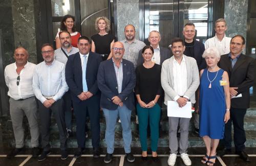 L’assessore regionale al Demanio Sebastiano Callari (al centro) insieme agli amministratori di Chiopris-Viscone, Gradisca d’Isonzo, Malborghetto-Valbruna, Maniago, Osoppo, Pontebba, Pordenone e Sedegliano.
