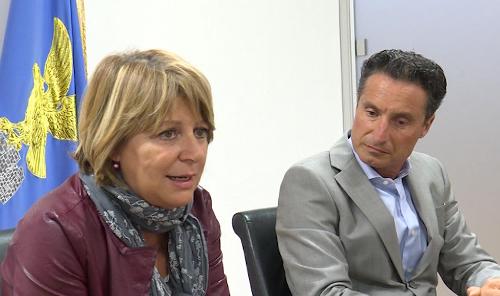 Maria Sandra Telesca (Assessore regionale Salute, Integrazione socio-sanitaria, Politiche sociali e Famiglia) e Francesco Pascolini (Presidente Federfarma FVG) alla sigla dell'Accordo tra Regione e Federfarma per aumentare l'adesione dei cittadini allo screening per la prevenzione e la diagnosi precoce dei tumori al colon retto - Udine 28/09/2016