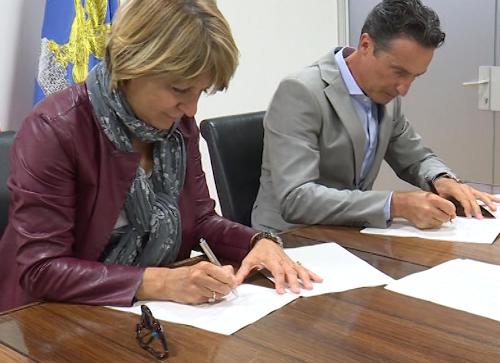 Maria Sandra Telesca (Assessore regionale Salute, Integrazione socio-sanitaria, Politiche sociali e Famiglia) e Francesco Pascolini (Presidente Federfarma FVG) alla sigla dell'Accordo tra Regione e Federfarma per aumentare l'adesione dei cittadini allo screening per la prevenzione e la diagnosi precoce dei tumori al colon retto - Udine 28/09/2016