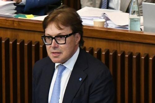 L'assessore regionale alle Attività produttive Sergio Emidio Bini durante i lavori d'Aula