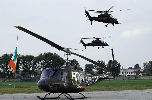 Elicottero AB 205 e, in volo, gli AH 129 C al 40° anniversario del 5° Reggimento "Rigel" dell'Aviazione Leggera dell'Esercito (ALE), all'Aeroporto Francesco Baracca - Casarsa della Delizia 30/09/2016