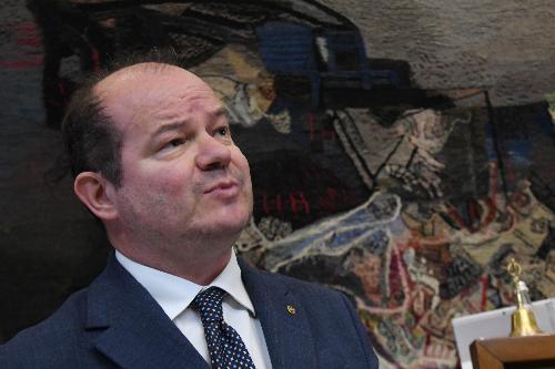 L'assessore regionale alla Cultura Mario Anzil durante l'intervento in Aula