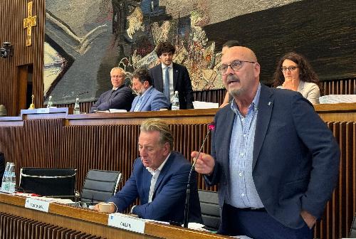 L'assessore regionale Sebastiano Callari durante il suo intervento in Aula in occasione della manovra di assestamento di bilancio