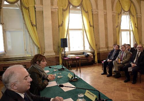 Gianluigi Scannapieco (Direttore generale IRCCS Burlo Garofolo) e Maria Sandra Telesca (Assessore regionale Salute, Integrazione socio-sanitaria, Politiche sociali e Famiglia) all'incontro "Burlo 160: riflessioni sulla pediatria di ieri, oggi e domani", per il 160° compleanno dell'IRCCS Burlo Garofolo - Trieste 10/10/2016