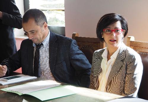 Luca Marchesi (Direttore generale ARPA FVG) e Sara Vito (Assessore regionale Ambiente ed Energia) alla firma dell'accordo di collaborazione tra le Agenzie per l'Ambiente del Friuli Venezia Giulia e della Slovenia - Gorizia 11/10/2016