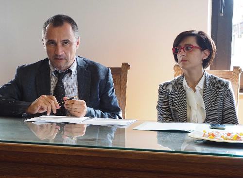 Luca Marchesi (Direttore generale ARPA FVG) e Sara Vito (Assessore regionale Ambiente ed Energia) alla firma dell'accordo di collaborazione tra le Agenzie per l'Ambiente del Friuli Venezia Giulia e della Slovenia - Gorizia 11/10/2016