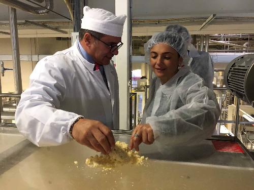 Furio Bragagnolo (Presidente Pasta Zara) accompagna Debora Serracchiani (Presidente Regione Friuli Venezia Giulia) nella visita allo stabilimento di Pasta Zara - Muggia (TS) 11/10/2016