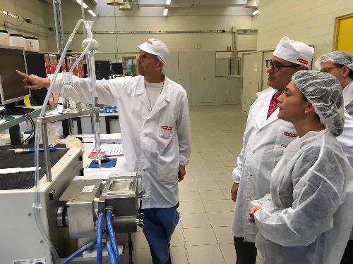 Debora Serracchiani (Presidente Regione Friuli Venezia Giulia) visita lo stabilimento di Pasta Zara accompagnata da Furio Bragagnolo (Presidente Pasta Zara) - Muggia (TS) 11/10/2016
