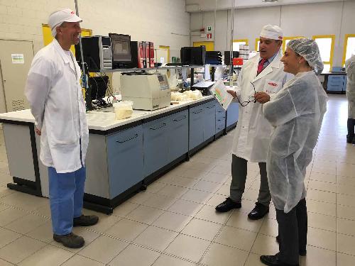 Debora Serracchiani (Presidente Regione Friuli Venezia Giulia) visita lo stabilimento di Pasta Zara accompagnata da Furio Bragagnolo (Presidente Pasta Zara) - Muggia (TS) 11/10/2016