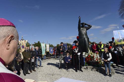 Giampaolo Crepaldi officia la cerimonia di scopertura e benedizione della statua dedicata al vescovo Antonio Santin, al Tempio Mariano di Monte Grisa - Trieste 12/10/2016