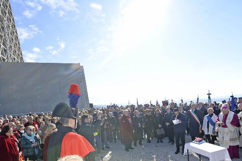 Giampaolo Crepaldi officia la cerimonia di scopertura e benedizione della statua dedicata al vescovo Antonio Santin, al Tempio Mariano di Monte Grisa - Trieste 12/10/2016