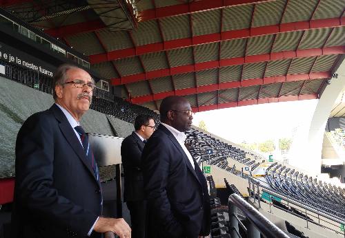 Gianni Torrenti (Assessore regionale Sport) e Tombi A Roko Sidiki (Presidente Federcalcio Camerun) allo Stadio Friuli - Udine 13/10/2016