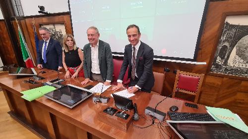 Il governatore Fedriga firma l'Accordo di programma per la reindustrializzazione del sito produttivo di Bagnoli della Rosandra.