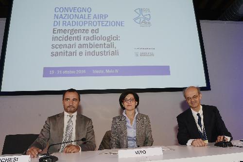 Luca Marchesi (Direttore generale ARPA FVG), Sara Vito (Assessore regionale Ambiente ed Energia) e Mauro Magnoni (Presidente Associazione Italiana RadioProtezione / AIRP) al convegno nazionale AIRP di Radioprotezione "Emergenze e incidenti radiologici: scenari ambientali, sanitari e industriali", al Molo IV - Trieste 19/10/2016