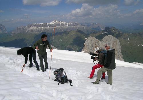 Piero Badaloni, giornalista e scrittore, durante le riprese del suo documentario "Dolomiti. Montagne - Uomini - Storie" (Foto Fondazione Dolomiti UNESCO)