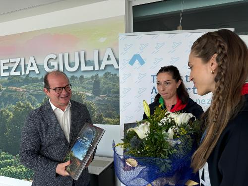 Il vicegovernatore Mario Anzil con le medaglia d'oro Mara Navarria e Giulia Rizzi