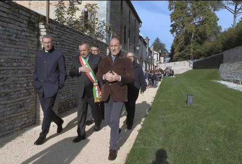 Sergio Bolzonello (Vicepresidente Regione Friuli Venezia Giulia) e Francesco Toneguzzo (Sindaco Cordovado) all'inaugurazione del nuovo percorso pedonale attorno alle mura del Castello - Cordovado 29/10/2016