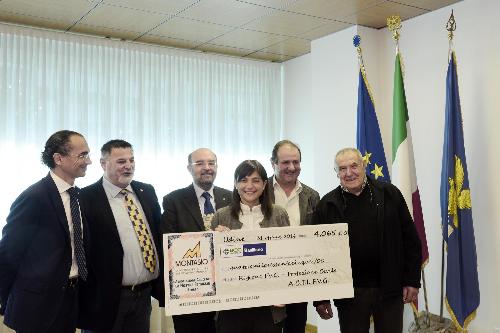 Debora Serracchiani (Presidente Regione Friuli Venezia Giulia) riceve il contributo dell'Associazione Cardiotrapiantati Italiani (ACTI), sezione del FVG, del Consorzio per la tutela del Montasio, dell'Associazione Amici de La nostra famiglia di Sterpo e della BCC di Basiliano, destinato alle popolazioni dell'Italia Centrale colpite dal terremoto - Udine 31/10/2016