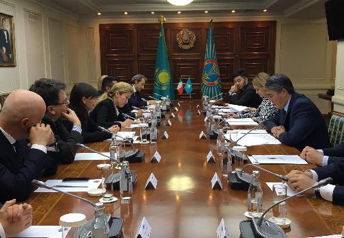 Debora Serracchiani (Presidente Regione Friuli Venezia Giulia) e Asset Issekeshev (Sindaco Astana) alla sigla del Memorandum d'intesa tra FVG e Kazakistan - Astana 03/11/2016