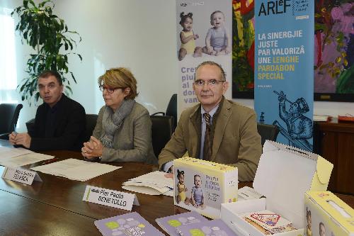 Lorenzo Fabbro (Presidente CdA ARLeF), Maria Sandra Telesca (Assessore regionale Salute, Integrazione socio-sanitaria, Politiche sociali e Famiglia) e Pier Paolo Benetollo (Direttore generale Azienda Assistenza Sanitaria n. 3 Alto Friuli-Collinare-Medio Friuli) alla conferenza stampa sul Protocollo d'intesa del progetto dell'ARLeF "Crescere con più lingue porta solo vantaggi" - Udine 08/11/2016