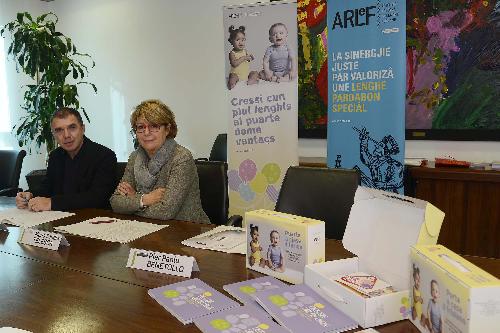 Lorenzo Fabbro (Presidente CdA ARLeF) e Maria Sandra Telesca (Assessore regionale Salute, Integrazione socio-sanitaria, Politiche sociali e Famiglia) alla conferenza stampa sul Protocollo d'intesa del progetto dell'ARLeF "Crescere con più lingue porta solo vantaggi" - Udine 08/11/2016