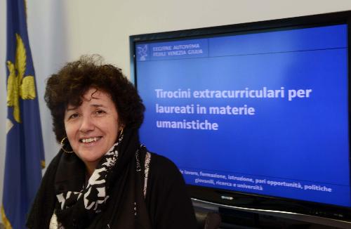 Loredana Panariti (Assessore regionale Lavoro, Formazione, Istruzione, Pari Opportunità, Politiche giovanili, Ricerca e Università) alla presentazione della misura di finanziamento dei tirocini extracurriculari per laureati in discipline umanistiche - Udine 15/11/2016