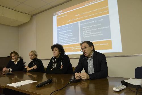 Loredana Panariti (Assessore regionale Lavoro, Formazione, Istruzione, Pari Opportunità, Politiche giovanili, Ricerca e Università) e Stefano Stefanel (Preside Liceo Marinelli) all'incontro del progetto di alternanza scuola/lavoro "Uno sguardo sul mondo del lavoro. Orientare gli studenti al lavoro nel loro territorio", sessione "UniUD va a scuola", nell'Aula Magna del Liceo Marinelli - Udine 15/11/2016 