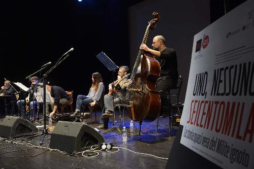 Un momento dell'evento "Uno, nessuno, seicentomila. La storia quasi vera del Milite ignoto, raccontata e cantata come un'autobiografia" - Gorizia 22/11/2016