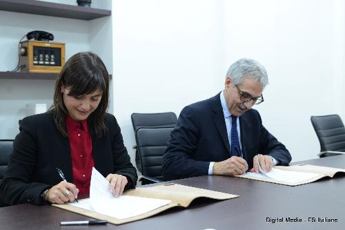 Debora Serracchiani (Presidente Regione Friuli Venezia Giulia) e Maurizio Gentile (Amministratore delegato e direttore generale RFI) alla firma del Protocollo d'intesa per lo sviluppo dei servizi ferroviari in FVG - Roma 22/11/2016 (Foto Digital Media - FS Italiane)