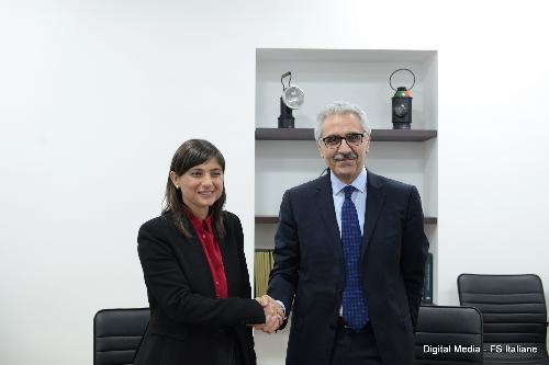 Debora Serracchiani (Presidente Regione Friuli Venezia Giulia) e Maurizio Gentile (Amministratore delegato e direttore generale RFI) alla firma del Protocollo d'intesa per lo sviluppo dei servizi ferroviari in FVG - Roma 22/11/2016 (Foto Digital Media - FS Italiane)