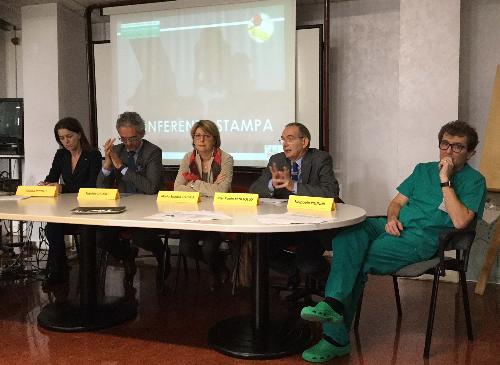 Tiziana Pituelli e Fabrizio Cicero Santalena (Responsabile Marketing e direttore Centro distributivo DESPAR FVG), Maria Sandra Telesca (Assessore regionale Salute, Integrazione socio-sanitaria, Politiche sociali e Famiglia), Pier Paolo Benetollo (Direttore generale Azienda Assistenza Sanitaria n. 3 Alto Friuli-Collinare-Medio Friuli) e Pierpaolo Pillinini (Primario Pronto Soccorso Tolmezzo) - Tolmezzo 24/11/2016