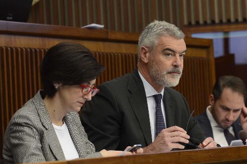 Sara Vito (Assessore regionale Ambiente ed Energia) e Paolo Panontin (Assessore regionale Autonomie locali e Coordinamento Riforme, Comparto unico, Sistemi informativi, Caccia e Risorse ittiche, delegato Protezione civile) nell'Aula del Consiglio regionale - Trieste 24/11/2016