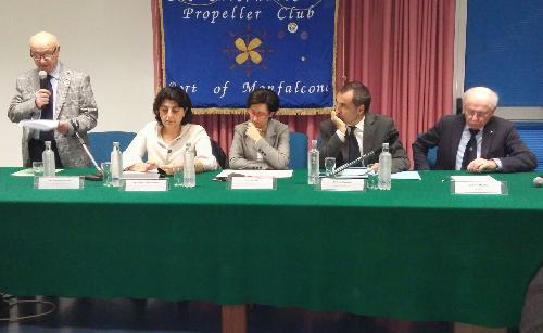 Domenico Caccamo (International Propeller Club Port of Monfalcone), gli assessori regionali Mariagrazia Santoro (Infrastrutture e Territorio) e Sara Vito (Ambiente ed Energia), Luca Marchesi (Direttore ARPA FVG) e Paolo Maschio (Moderatore, già presidente Azienda Speciale Porto Monfalcone) al convegno promosso dal Propeller Club del Porto di Monfalcone, nella sede dell'Azienda speciale di Portorosega - Monfalcone 25/11/2016