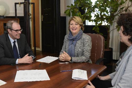 Pietro Biasiol (Direttore USR FVG) e gli assessori regionali Maria Sandra Telesca (Salute) e Loredana Panariti (Istruzione, Politiche giovanili, Università) al Tavolo della firma dell'Accordo tra Regione Friuli Venezia Giulia e Ufficio Scolastico Regionale (USR) per la salute dei giovani del FVG - Trieste 28/11/2016