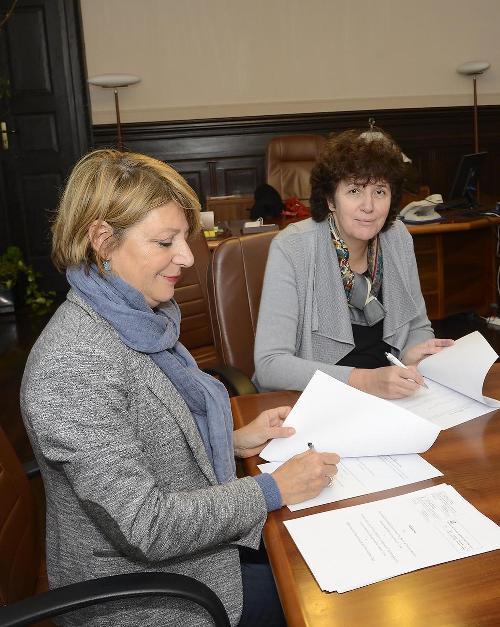 Gli assessori regionali Maria Sandra Telesca (Salute) e Loredana Panariti (Istruzione, Politiche giovanili, Università) al Tavolo della firma dell'Accordo tra Regione Friuli Venezia Giulia e Ufficio Scolastico Regionale (USR) per la salute dei giovani del FVG - Trieste 28/11/2016