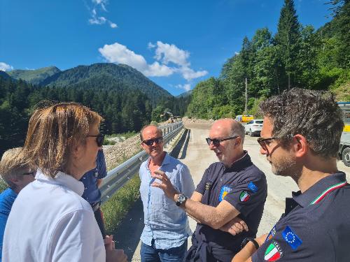 L'assessore Riccardi in Val Pesarina mentre si confronta con i tecnici