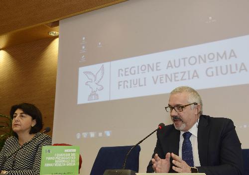 Mariagrazia Santoro (Assessore regionale Infrastrutture e Territorio) e Corrado Azzollini (Soprintendente Archeologia Belle Arti e Paesaggio FVG) al convegno "Piano Paesaggistico Regionale (PPR) del Friuli Venezia Giulia. Contenuti e strumenti di consultazione", nell'Auditorium Comelli della Regione FVG - Udine 01/12/2016