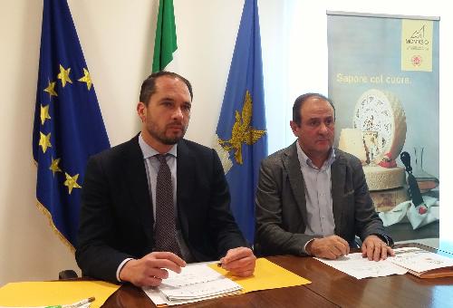 Cristiano Shaurli (Assessore regionale Risorse agricole e forestali) e Terenzio Borga (Presidente Consorzio Tutela Formaggio Montasio DOP) - Udine 07/12/2016