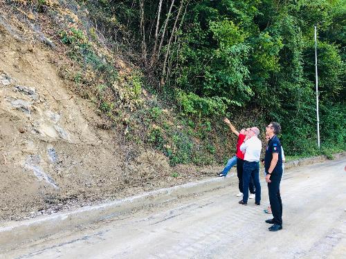 L'assessore regionale Riccardo Riccardi (terzo da sinistra) in sopralluogo nella zona di Dolegna del Collio