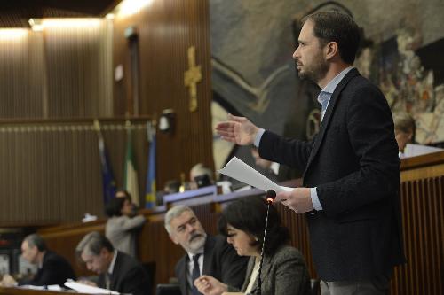 Cristiano Shaurli (Assessore regionale Risorse agricole e forestali) durante il dibattito generale sul "Documento di economia e finanza regionale", sul ddl n. 167 "Legge collegata alla manovra di Bilancio 2017-2019", sul ddl n. 168 "Legge di Stabilità 2017" e sul ddl n. 169 "Bilancio di previsione per gli anni 2017-2019 e per l'anno 2017", nell'Aula del Consiglio regionale - Trieste 15/12/2016