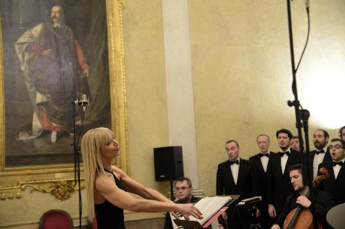Fabiana Noro dirige il Coro Polifonico di Ruda, nel Palazzo della Regione Friuli Venezia Giulia in piazza Unità d'Italia - Trieste 20/12/2016