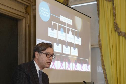 Francesco Peroni (Assessore regionale Finanze, Patrimonio, Coordinamento e Programmazione Politiche economiche e comunitarie) durante la conferenza stampa di fine anno - Trieste 23/12/2016