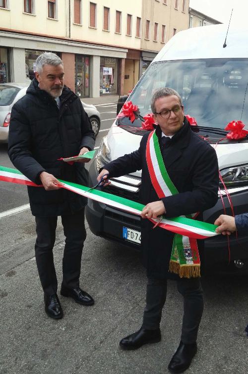 Paolo Panontin (Assessore regionale Protezione civile) e Alberto Polo (Sindaco Dolo) alla consegna dell'automezzo per il trasporto di persone disabili e anziani donato dalla Regione Friuli Venezia Giulia al Comune veneto - Dolo (VE) 09/01/2017