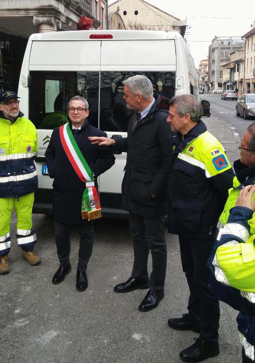 Alberto Polo (Sindaco Dolo), Paolo Panontin (Assessore regionale Protezione civile) e Luciano Sulli (Direttore Protezione civile FVG) alla consegna dell'automezzo per il trasporto di persone disabili e anziani donato dalla Regione Friuli Venezia Giulia al Comune veneto - Dolo (VE) 09/01/2017