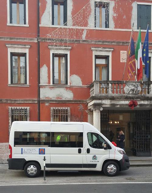 Automezzo per il trasporto di persone disabili e anziani donato dalla Regione Friuli Venezia Giulia al Comune veneto - Dolo (VE) 09/01/2017