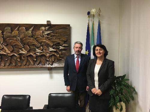 Gino Martinuzzo (Presidente Consiglio di Amministrazione Gruppo di Azione Locale / GAL Montagna Leader) e Mariagrazia Santoro (Assessore regionale Infrastrutture e Territorio) - Udine 13/01/2017