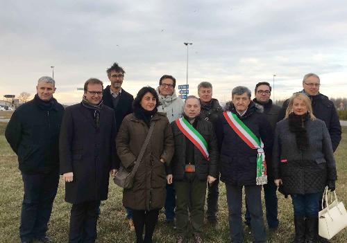 Giorgio Damiani (Presidente FVG Strade S.p.A.), Mariagrazia Santoro (Assessore regionale Infrastrutture e Territorio) e i sindaci Franco D'Altilia (Palazzolo) e Danilo Bernardis (Pocenia) alla consegna dei lavori per la realizzazione di una nuova rotatoria lungo la strada statale 14 "della Venezia Giulia" - Palazzolo dello Stella 18/01/2017